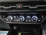 フルオートエアコン搭載。好みの温度に設定するだけで、風向や風量を自動でコントロール!いつでも快適な車内環境に。さらに、体を直接温めるシートヒーター付きで寒い季節も暖かく過ごせます。
