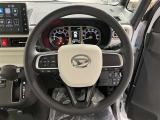 ステアリングから手を離さず、運転に集中したままオーディオ等の操作ができます。