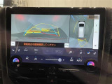 【パノラミックビューモニター】専用のカメラにより、上から見下ろしたような視点で360度車の周囲を確認することができます。