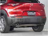 【パーキングセンサー】バンパーに付いたセンサーが障害物を検知。一定の距離に近づくとアラートで教えてくれます。狭い駐車スペースや車庫入れ時も安心です。す。