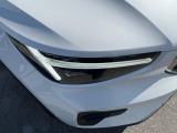 【LEDヘッドライト】ハイビームを先行車や対向車にあてず、その両サイドではハイビーム照射を維持。見える範囲が段違いに広くなりました。北欧神話に登場するトールハンマーをモチーフにデザイン。