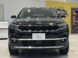 2023年3月登録、ジープの3列シート・7人乗りSUV「コマンダー リミテッド」です。ブランドアイデンティティである7スロットグリルを中央に配置したフロントデザイン。