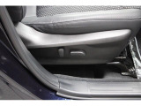 運転席8ウェイパワーシート。シートリフター、前チルト、前後スライド、リクライニングの調整を電動化。最適なポジションを提供します。