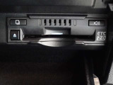 運転席お膝元にETCカード挿入口がございます。