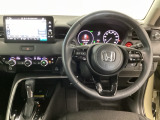 【ハンドル】運転にかかわる様々な操作を安全に行えるように視点移動が少なく操作性に配慮されたスイッチ類が凝縮されたコックピットです。
