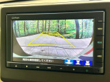 【バックカメラ】駐車時に後方がリアルタイム映像で確認できます。大型商業施設や立体駐車場での駐車時や、夜間のバック時に大活躍!運転スキルに関わらず、今や必須となった装備のひとつです!
