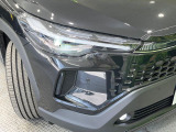 【LEDヘッドライト】悪天候や夜間走行時も良好な視界を確保し安心して運転できる高輝度LEDヘッドライトを装備!点灯速度が早く、消費電力も抑えられています。