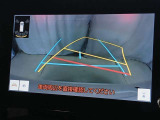 駐車が苦手な方でも安心のバックガイドモニター搭載。 後方の映像をクリアに表示し、ガイドラインで車庫入れや縦列駐車をしっかりサポート。毎日の運転がぐっとラクになります。