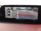 360度ビューカメラを搭載。4方の小型カメラの映像を処理し、車両真上からの映像に変換しています。