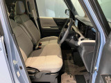 運転席、助手席です。座面も広くゆったりと座れてアームレストも付いているので重宝します。