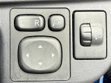 【 電動格納ミラー 】ドライバーの目線に合わせ、ミラーの上下左右調整が可能です。