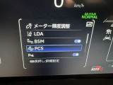 レーンディパーチャーアラートとは車線または走路からの逸脱の可能性を警告すると共に、車線または走路からの逸脱を避けるためのハンドル操作の一部を支援する機能です。詳細は販売店スタッフまでおたずねください。