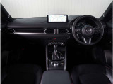 【インパネ周り】視界がよく運転しやすい設計となっております。インパネ周りもすっきりと洗練されたデザインで高級感が溢れています。日々のドライブを飽きさせません。