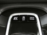EVモードスイッチが付いています。早朝・深夜の住宅街や屋内駐車場などで、騒音や排気ガスを気にすることなく走行できます♪