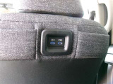 充電用USB端子付き。スマートフォンなどの充電に便利です。