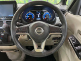 インテリアに合わせたデザインのステアリングは、運転される方のことも考え、運転しやすい形状、大きさです。是非一度、実際に触ってお確かめください。