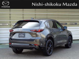 ミドルクラスSUVのCX-5。魂動デザインとスカイアクティブ技術をフル搭載した初代が発売され、2017年にはさらに骨太で安定した構えと品格あるフォルムの魂動デザインに磨きをかけた、2代目にモデルチェンジしました