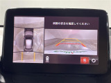 【360&deg;ビュー・モニター】まるでクルマを真上から見下ろしたかのような視点で駐車をサポートします!クルマの斜め後ろや真横など、前後左右の4つのカメラの映像が合成されて、モニターに映し出されます。