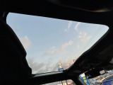 【ガラスルーフ】ガラスルーフ搭載で車内の解放感が一気にアップ!開放的なドライブをお楽しみいただけます。