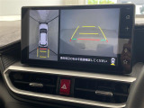 【全方位モニター】まるでクルマを真上から見下ろしたかのような視点で駐車をサポートします!クルマの斜め後ろや真横など、前後左右の4つのカメラの映像が合成されて、モニターに映し出されます。