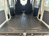 後席を倒せば広々とした荷室に。用途に合わせて使える便利なシートアレンジが可能です。