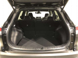 左右分割可倒式シートです。片方をたたんで荷物を置いたり、両方たたんで広々スペースを作ることもできますよ。