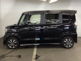 狭い駐車場でも、スライドドアならチャイルドシートへのお子さまの乗降や荷物の積載もスムーズ。とても便利な【助手席側。電動スライドドア】ドアハンドを少し引くだけでリアドアが自動開閉します。