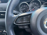 手元でオーディオや電話・オートクルーズの操作が可能。運転に集中できる便利な装備です。 Audio, calls, and cruise control can be operated by hand. Convenient equipment to focus on driving.