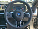 【ハンドル】ドライバーとBMW車の一体感がダイレクトに伝わるステアリングホイール。形状・太さへの拘りに加えて、操作性を高める為にスイッチ類も配置。クイックかつ安定のドライビングを体感下さい!