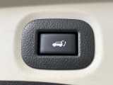 【パワーバックドア】スマートキーや運転席のボタンを押すだけでリアゲートが自動で開閉します!荷物を持っている時や、高い位置にあるバックドアを閉める際に便利な機能です♪