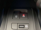 指先でパーキングブレーキの操作ができます。ブレーキホールドもついているので停止中に、ブレーキペダルから足を離しても停止状態を維持し続けてくれます。信号待ちなどの際に非常に便利です。