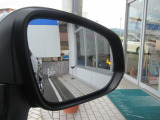 隣車線を走る車両をレーダーで検知し、ドアミラーでは確認しにくい後側方エリアに存在する車両に加え、急接近してくる車両も検知します。車両を検知するとドアミラーに搭載されたLEDインジケーターが点灯します。