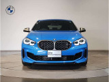 【キドニーグリル】BMWは約90年もの間、ほぼ全ての車両にひと目でBMWだと分かるこの特徴的なフロントグリルが備えられ、デザイン・アイコンとして親しまれてきました。