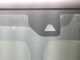 【三菱e-Assist】走行中に前方の車両等を認識し、衝突しそうな時は警報とブレーキで衝突回避と被害軽減をアシスト。より安全にドライブをお楽しみいただけます。