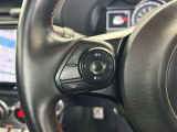 運転中、オーディオの操作をしてて、ハッとしたことはありませんか?ステアリングスイッチは、運転中でもハンドルでオーディオの操作が可能です。安全なドライブをサポートします。