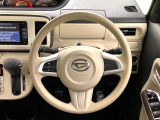 インテリアに合わせたデザインのステアリングは、運転される方のことも考え、運転しやすい形状、大きさです。是非一度、実際に触ってお確かめください。