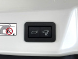 【パワーバックドア】スマートキーや運転席のボタンを押すだけでリアゲートが自動で開閉します!荷物を持っている時や、高い位置にあるバックドアを閉める際に便利な機能です♪