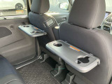 【後席専用テーブル】  テーブルが付いておりますので、遠方へのお出かけの際には大活躍ですね♪
