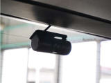 ◆車内カメラ◆前方・後方はもちろん、車内向きのカメラでも記録。左右をワイドに撮ることができ、幅寄せや側面衝突、威圧的なドライバーの危険行為など、クルマ周囲のトラブルもしっかり記録できます。