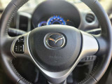 【ステアリングスイッチ】ステアリングスイッチは運転姿勢や視線を崩さずに操作が可能です。左側にはオーディオ類があります。