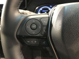 ステアリングスイッチ付きで、運転中に視線を前に向けたまま操作できます。