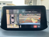 360度ビューカメラを搭載。4方の小型カメラの映像を処理し、車両真上からの映像に変換しています。駐車時大いに役に立ちます。