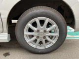 燃費が良く、ステアリング操作もスムーズに行うことができる、アルミホイール付き車ですよ。