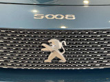 4桁数字はプジョーで「SUV/ミニバン」を表す伝統の方程式です。文字の傾きや両面テープの浮きはなく、隙間の汚れ固着もありません。