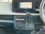 オートマチックドライブです!駐車ブレーキは左足での踏み込み式です