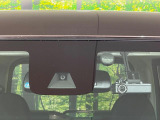 【エマージェンシーブレーキ】走行中に前方の車両等を認識し、衝突しそうな時は警報とブレーキで衝突回避と被害軽減をアシスト。より安全にドライブをお楽しみいただけます。