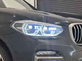 アダプティブLEDヘッドライトはステアリングを切った方向を照らします。