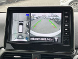 まるで真上から見ているような、視認性の良いアラウンドビューモニターです。駐車が苦手な方でもこれでらくらく駐車できますよ。