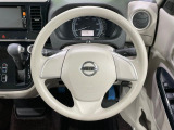 インテリアに合わせたデザインのステアリングは、運転される方のことも考え、運転しやすい形状、大きさです。是非一度、実際に触ってお確かめください。