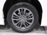 純正アルミホイールを装備、タイヤサイズは205/60R16です。